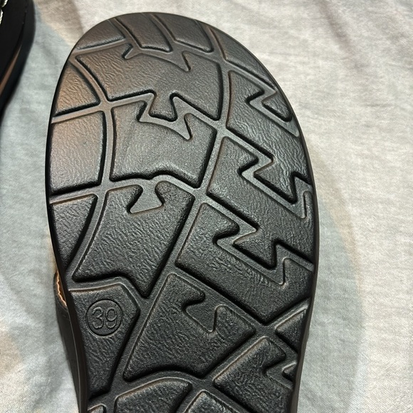 New faux black sandals with flower designs size 39 but fits like a 38 - Picture 3 of 3